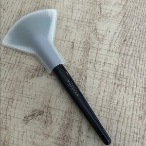 Motives Highlighting Fan Brush with Black Handle